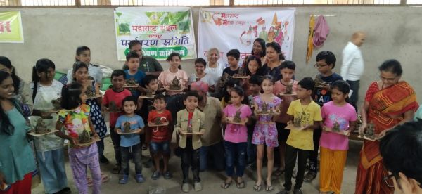 बच्चों ने बनाए सीड बाल वाले मिट्टी के गणेश... श्रीगणेश को दिया आकर्षक स्वरूप