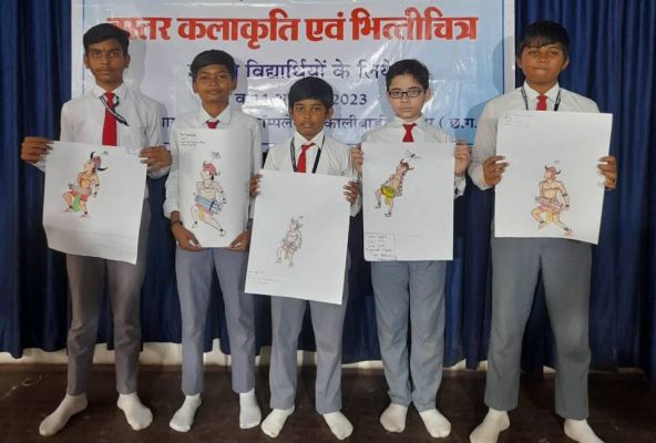 संत ज्ञानेश्वर के बच्चों ने सीखा बस्तर आर्ट और भित्तीचित्र.. बनाए मनमोहक चित्र