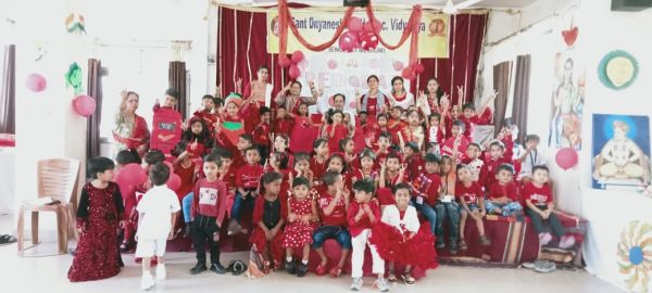 नवरात्रि सेलिब्रेशन और रेड कल डे एक साथ... एसडीवी के बच्चों में दिखा उत्साह