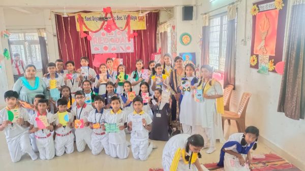 डिजीटल दुनिया में ग्रीटिंग्स का अपने अलग क्रेज... कार्डस् बनाकर बच्चों ने दिखाई क्रिएटिविटी