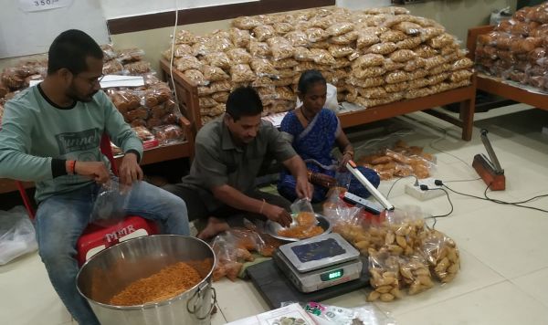  महाराष्ट्र मंडल के दिवाली व्यंजन को मिल रहा बेहतर प्रतिसाद