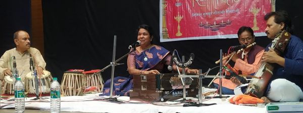 तुलसीदास की सुरमयी रचना से दिवाली पहाट बन गई यादगार... महाराष्ट्र मंडल में साधना राहटगांवकर ने भजनों व गजल ने किया मंत्रमुग्ध