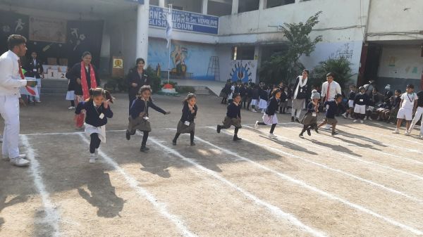 बाल आइसक्रीम, लेमन-स्पून और बिस्किट रेस में दौड़े नौनिहाल