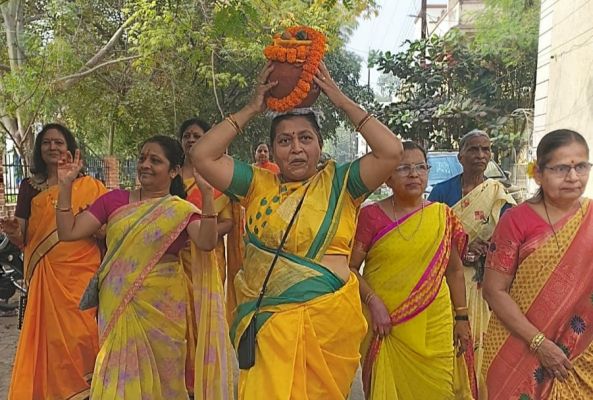  अयोध्या से पहुंचे अक्षत कलश को लेकर निकली शोभायात्रा.... महाराष्ट्र मंडल के वल्लभ नगर केंद्र की महिलाओं की रही भक्तिमय भागीदारी