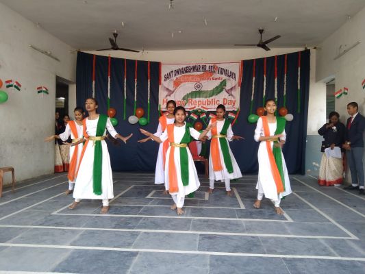 संत ज्ञानेश्वर स्कूल में मंडळ उपाध्यक्ष खंगन ने किया ध्वजारोहण... बच्चों ने दी सांस्कृतिक प्रस्तुति