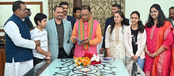 &lsquo;The Dragon Wars&rsquo; पुस्तक का सीएम ने किया विमोचन... लेखक की उम्र और जज्बा जान चौंक जाएंगे आप