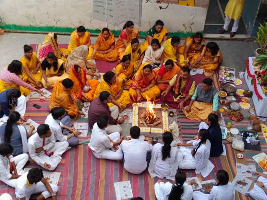 बसंत पंचमी पर बच्चों ने मां सरस्वती की पूजा.. हवन आदि कर लिया आशीर्वाद