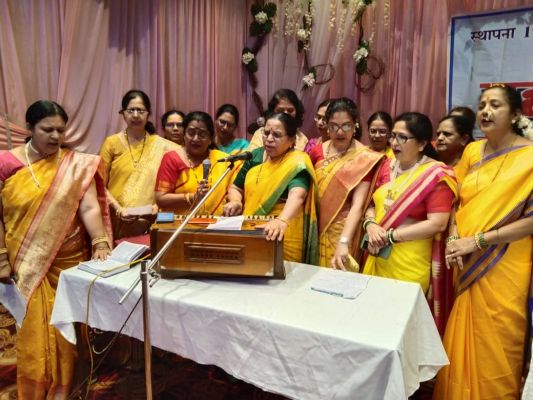 देखें तस्वीरेंः भजन गायन में एक दूसरे को कांटे की टक्कर देती हैं महाराष्ट्र मंडल की महिला केंद्रों की टीम