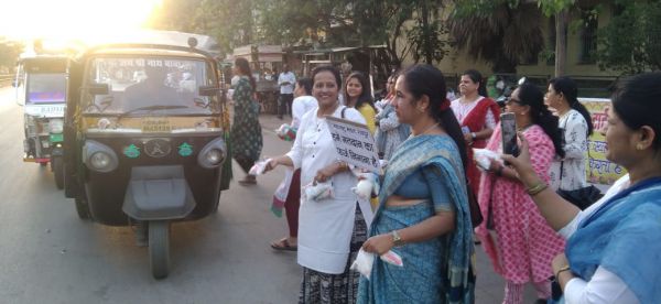 भीषण गर्मी से राहत दिलाने महाराष्ट्र मंडळ की महिलाओं ने बांटा मठा, की मतदान की अपील