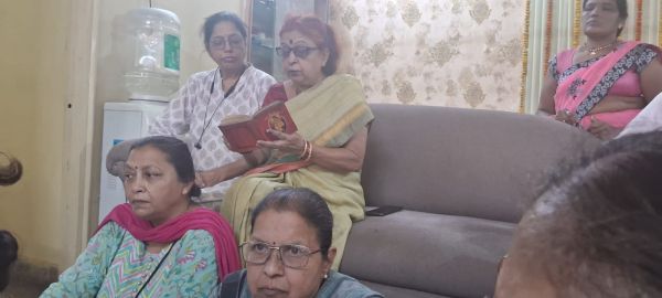 नंदा अगस्ती घर-घर जाकर करती हैं गीता पाठ...  पिछले 10 वर्षों से चल रहा यह पुण्य यज्ञ