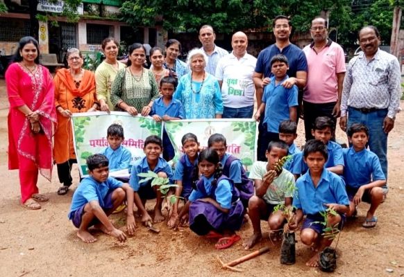  महाराष्ट्र मंडल की पर्यावरण समिति ने मठपुरैना शाला प्रांगण में रोपे पौधे