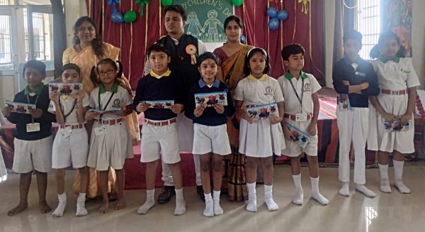 टीचर बने चाचा नेहरू... बच्चों से पूछे प्रश्न और दिए आकर्षक उपहार