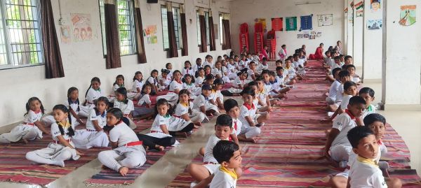  अंतरराष्ट्रीय योग दिवस के अवसर पर संत ज्ञानेश्वर स्कूल के बच्चों ने किया योग