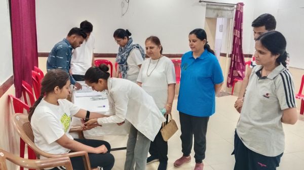 अंतरराष्ट्रीय योग दिवस पर मंडल में लगा मेगा हेल्थ कैंप