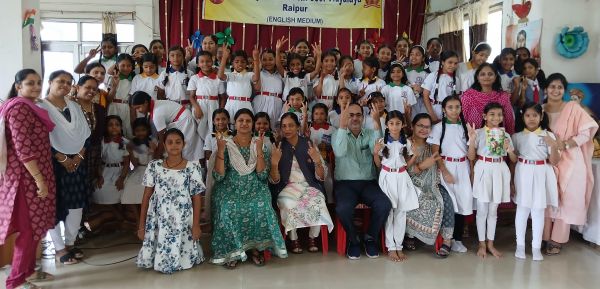  मोबाइल से दूरी बनाकर स्कूल की किताबों और स्टोरी बुक को दें समयः मधु यादव