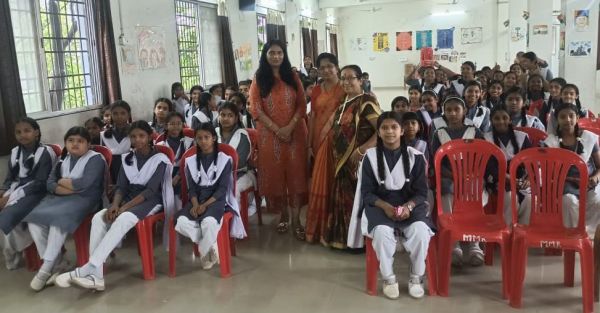 संत ज्ञानेश्वर विद्यालय में सेनेटरी पैड और डिस्ट्रायर मशीन का उद्घाटन