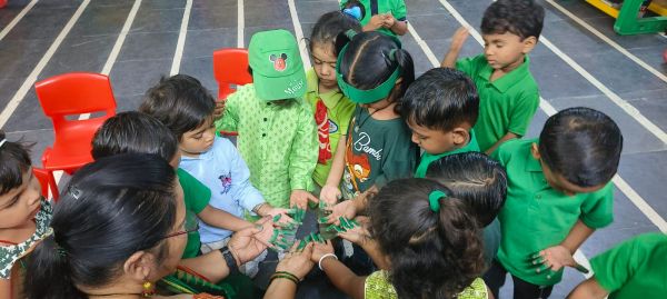 देखें तस्वीरें.....  संत ज्ञानेश्वर स्कूल में मनाया गया ग्रीन-डे...... ग्रीन फूड और ग्रीन ड्रेस में स्कूल पहुंचे  बच्चे 