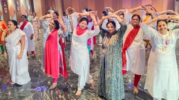 रील्स देखने वाली महिलाओं ने सीखा रील्स बनाना.. जमकर थिरकीं