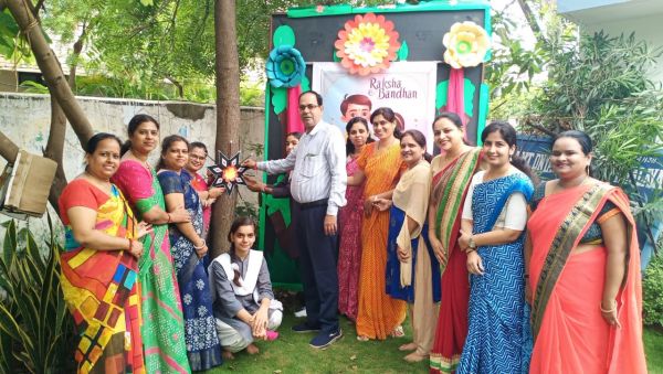 संत ज्ञानेश्वर स्कूल के बच्चों और शिक्षकों ने किया वृक्षाबंधन