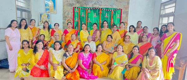 महाराष्ट्र मंडल के शंकर नगर केंद्र ने मनाया तीज आवरण.... श्वेता बनी सावन क्वीन