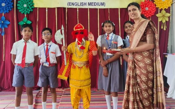 संत ज्ञानेश्वर स्कूल के बच्चों जाना अपने गणपति बप्पा को