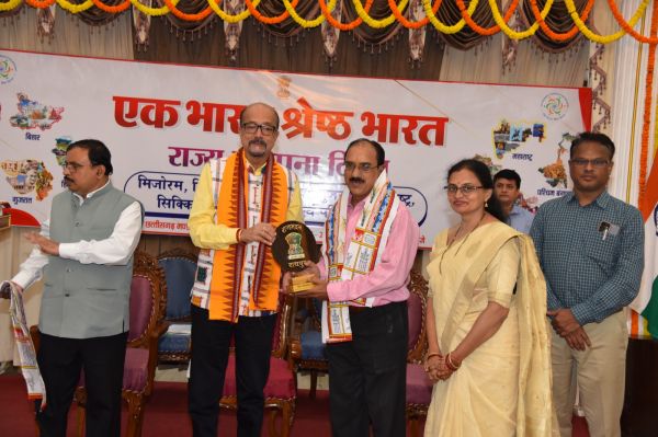 महाराष्&zwj;ट्र मंडल के रविंद्र ठेंगड़ी को राज्&zwj;यपाल ने किया सम्&zwj;मानित