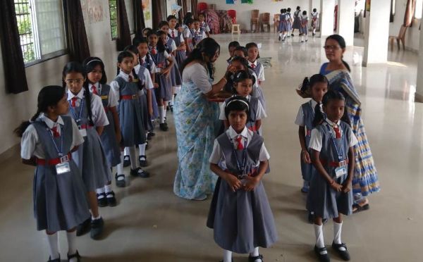 &lsquo;नवरात्र पर देवियों का तिलक लगाकर स्वागत&rsquo;