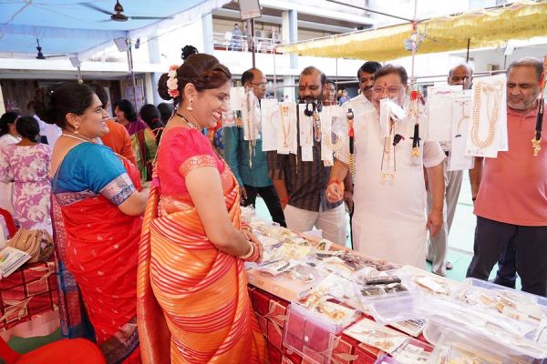 मराठी सोहला 2025: ज्वेलरी और डेकोरेटिव आइटम्स खरीदने उमड़ी भीड़