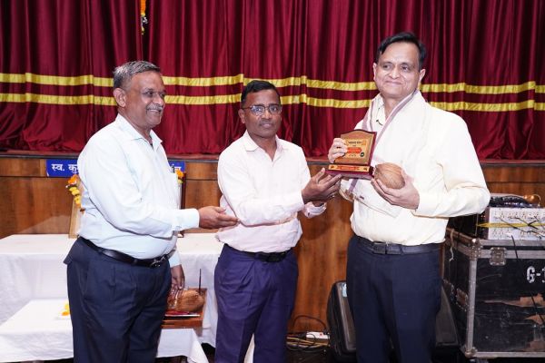  &lsquo;मैं अनिकेत हूं&rsquo; के मंचन से प्रभावित हुए एम्&zwj;स के डायरेक्टर