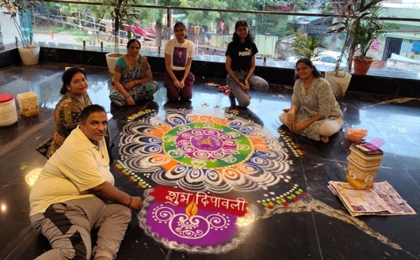रंगोली वर्कशाप में सबने मिलकर बनाई हैंड फ्री रंगोली
