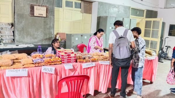  महाराष्ट्र मंडल और संत ज्ञानेश्वर स्कूल में लगा दीवाली व्यंजनों का स्टाल