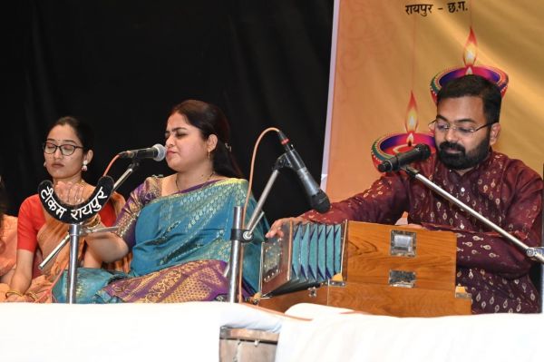  दिवाली पहाट: भक्ति- भाव गीतों की रसधारा में सुबह सराबोर हुए संगीतप्रेमी