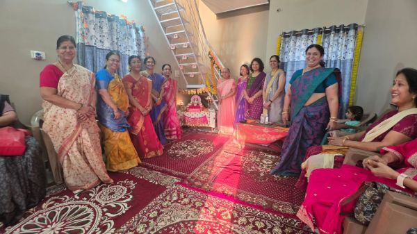 हाउजी में महिलाओं ने आंख बंदकर और एक विशिष्ट स्थान पर रखा दीपक