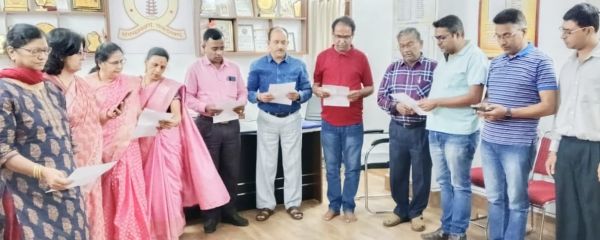  वंदे मातरम्&rsquo; के उद्घोष से महाराष्ट्र मंडल में जोश.. अध्यक्ष बोले - &lsquo;वंदे मातरम्&rsquo; बढ़ाता है हमारा आत्&zwj;मविश्&zwj;वास