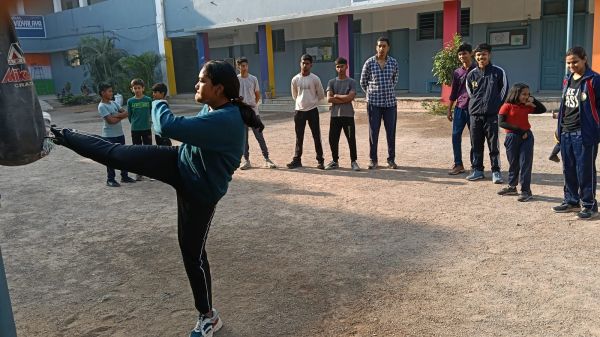 रिंग फाइट के खिलाड़ियों ने किया किक और पंच का अभ्यास