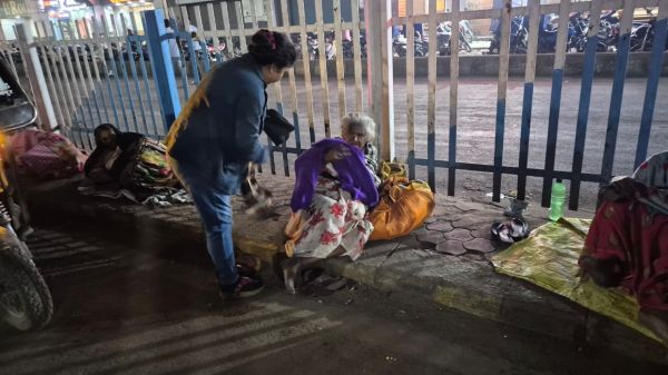 महाराष्ट्र मंडल ने रेलवे स्टेशन में जरूरतमंदों को बांटे गर्म कपड़े