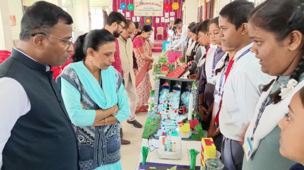 बच्चों ने बनाया एयर सेंस, पवन चक्की, भूकंप और सुरक्षा अलार्म जैसे मॉडल