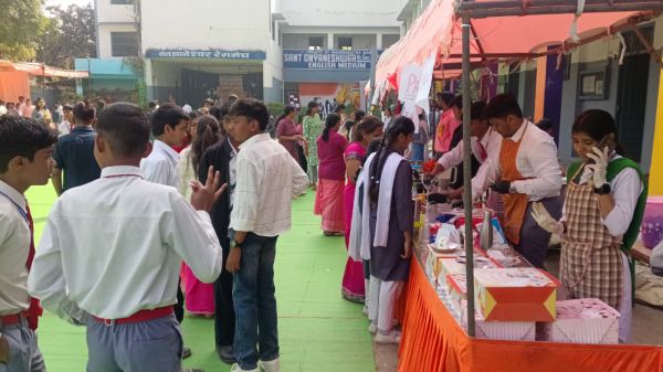 संत ज्ञानेश्वर स्कूल के आनंद मेले में अभिभावकों ने लिया स्वादिष्ट व्यंजनों का स्वाद