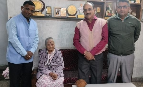 वरिष्ठ सदस्या सुमति कोंडापुरकर से उनके जन्मदिन पर मंडल पदाधिकारियों ने की भेंट