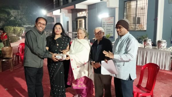 महाराष्ट्र मंडल में भोगी की धूम...   शादी की सिल्&zwj;वर जुबली मना चुके जोड़े सम्&zwj;मानित