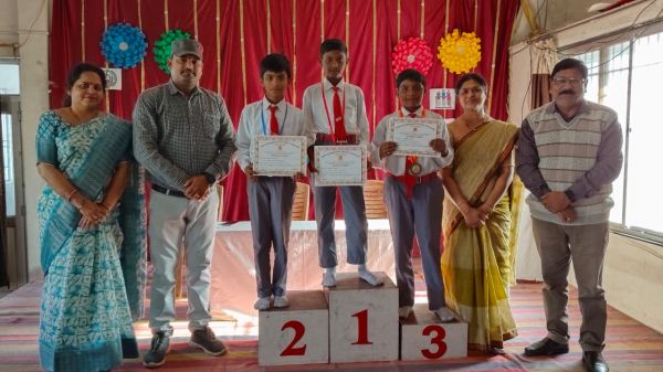 संत ज्ञानेश्वर विद्यालय में हुए विभिन्न स्पर्धाओं में विजेता बच्चे हुए पुरस्कृत