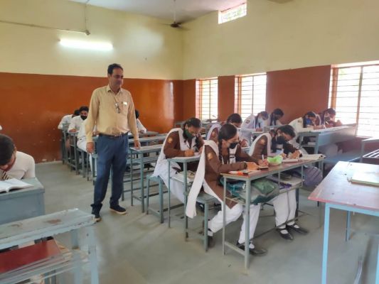 बोर्ड परीक्षा 2026: पहले चरण में सरल प्रश्नों को हल करें, लेकिन प्रश्नों का क्रम न बदलें