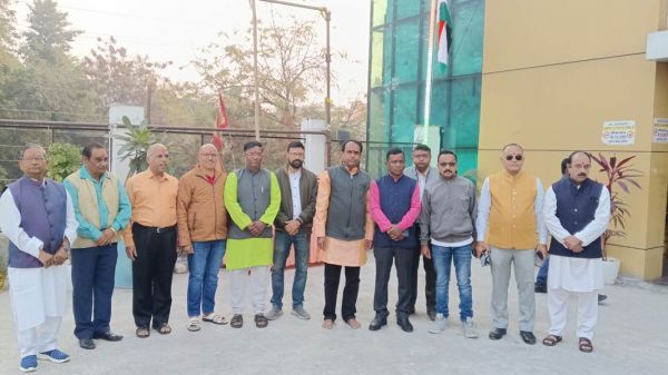 महाराष्ट्र मंडल में अध्यक्ष काले और सखी निवास में सचिव दंडवते ने फहराया तिरंगा