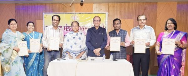  महाराष्&zwj;ट्र मंडल के नव निर्वाचित अध्&zwj;यक्ष, कार्यकारिणी को दिए गए प्रमाण पत्र