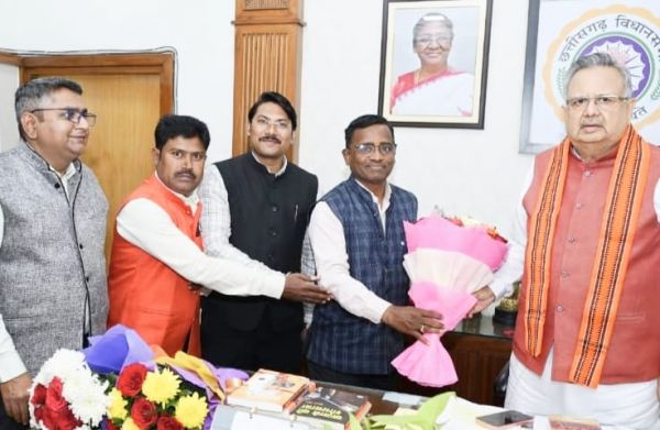  गौरव यात्रा का निमंत्रण स्&zwj;वीकार किया स्पीकर डाॅ. रमन सिंह ने... सर्वसमाज के प्रतिनिधि मंडल ने दिया न्यौता