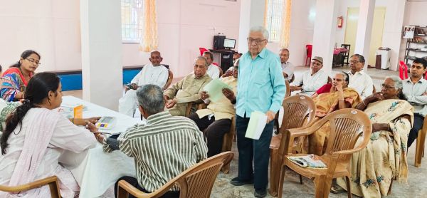 सियान गुड़ी में जुटी 80 पार बुजुर्गों की टोली... सभी का बीपी शुगर नियंत्रित