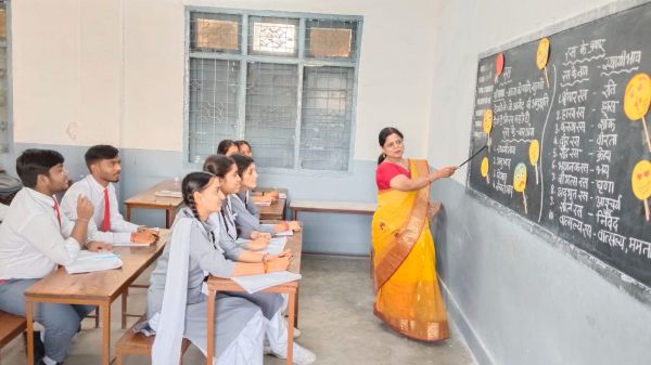 क्रिएटिविटी के साथ 10वीं-12वीं के बच्चों की तैयार कराई हिंदी की तैयारी