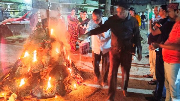  महाराष्&zwj;ट्र मंडल में पारंपरिक पूजा के बाद जलाई गई होली