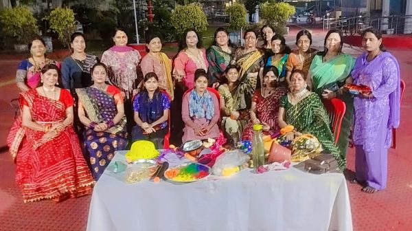 सुंदर नगर महिला केंद्र के होली मिलन में महिलाओं ने एक दूसरे की टोपी उतार किया गेम से बाहर