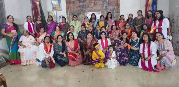 नन्हें कृष्ण के होली मराठी गीत "किती सांगु मी सांगु कुणला" ने मोहा मन